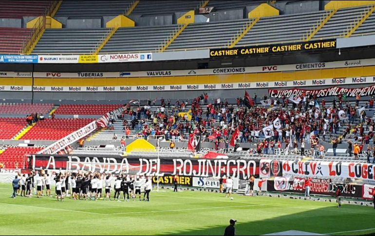 Cerca de 400 aficionados se hicieron presentes en las gradas del Monumental Estadio Jaliscopara alentar a sus ídolos en el cierre de su entrenamiento. EL INFORMADOR / ARCHIVO