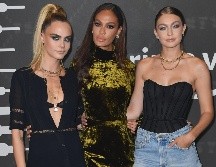 Cara Delevingne (L), Joan Smalls (C) y Gigi Hadid llegan a la pasarela de Savage X Fenty Show. AFP / A. Weiss