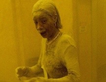 Borders fue fotografiada cuando logró refugiarse en un edificio cercano a las torres. GETTY IMAGES