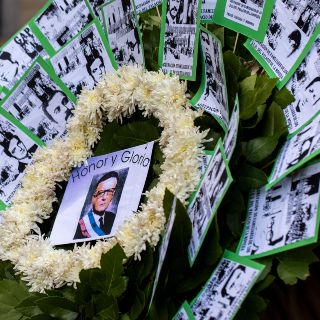 Fotogalería: claveles rojos recuerdan el golpe militar de 1973 en Chile