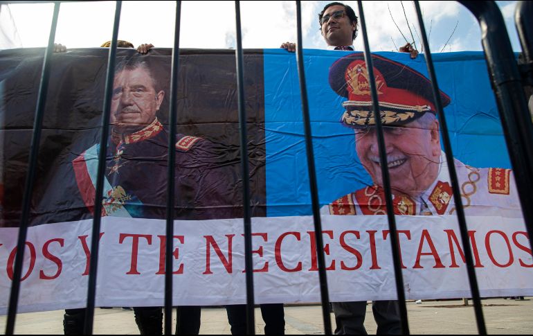 Decenas de personas caminaron por uno de los costados del Palacio de La Moneda y colocaron claveles rojos en la puerta por donde fue sacado el cadáver de Allende. AP/E. Felix