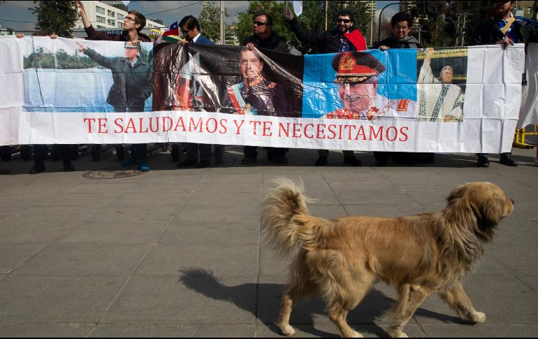 Decenas de personas caminaron por uno de los costados del Palacio de La Moneda y colocaron claveles rojos en la puerta por donde fue sacado el cadáver de Allende. AP/E. Felix