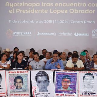 Padres de normalistas acusan a la Sedena y la FGR de volver lento el caso