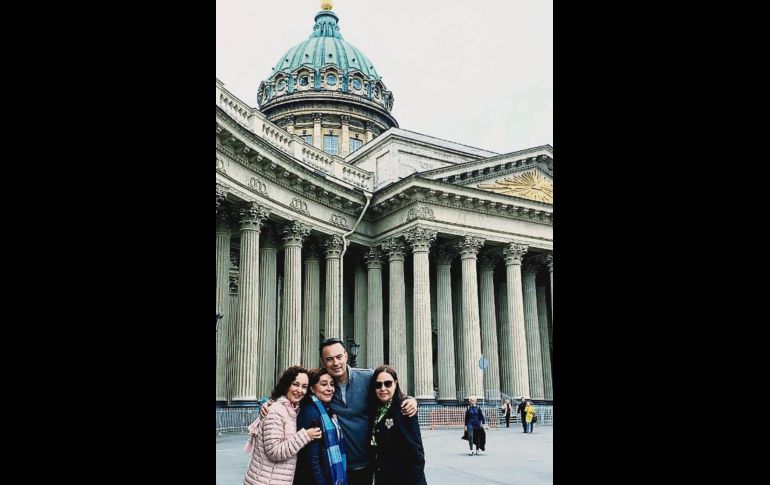 Irene Dueñas con sus hijos frente a la Catedral de la Virgen de Kazán, en San Petersburgo. 
