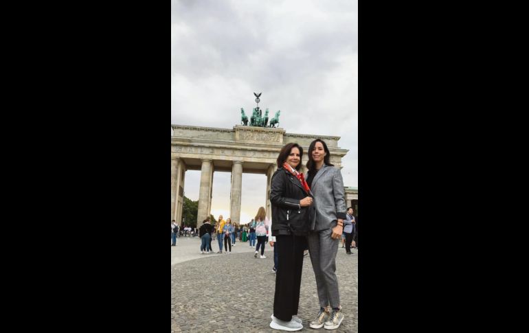 Elda Watanabe y su hija están frente a la icónica Puerta de Brandeburgo en Berlín. 
