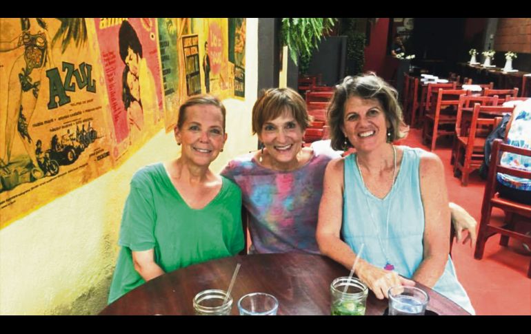 En Puerto Vallarta, Julia Gill (Peach), Jane Kelley y Timas Samuelsen. 