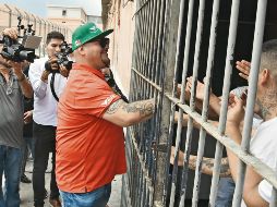 El campeón mexicano saluda a los internos a su llegada al penal de Topo Chico. NTX