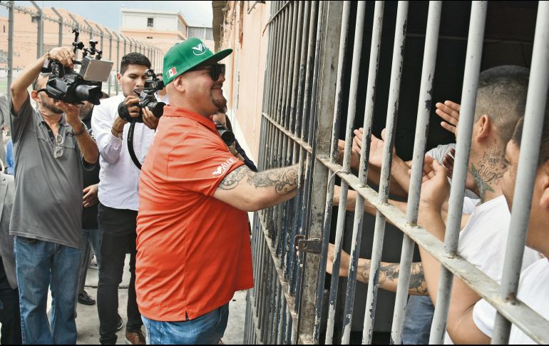 El campeón mexicano saluda a los internos a su llegada al penal de Topo Chico. NTX