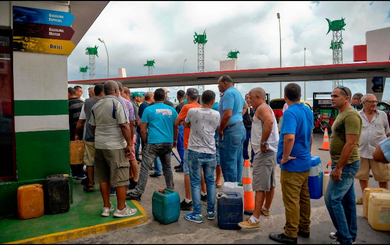 Personas hacen fila este jueves para comprar combustible en una gasolinera de La Habana. AVP/Y. Lage