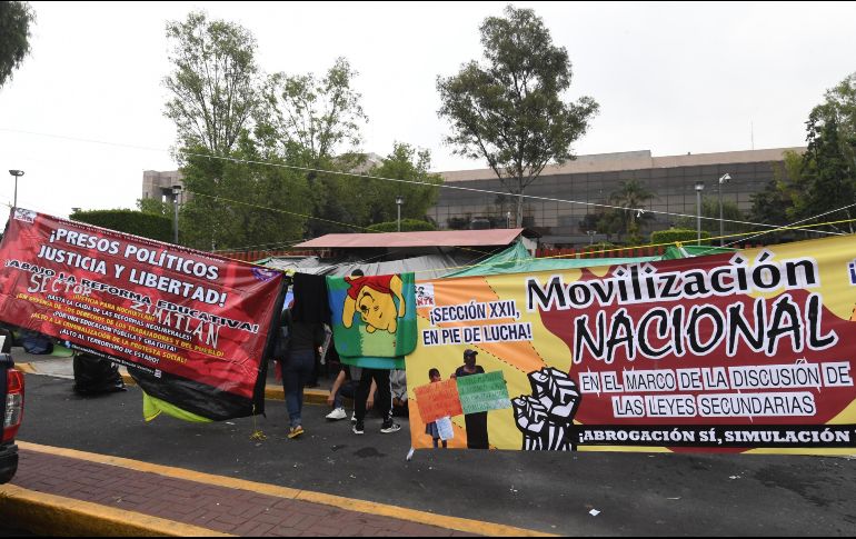 Integrantes de la Sección 22 de la CNTE mantienen su campamento en todos los accesos de la Cámara de Diputados, de la calle de Emiliano Zapata. SUN/A. Martínez