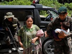 La población de El Estor convive desde la pasada semana con la presencia de cientos de soldados en su municipio desde que se decretó el estado de sitio. REUTERS