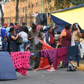 Quedan "atrapados" niños, empleados y diputados por bloqueo de CNTE