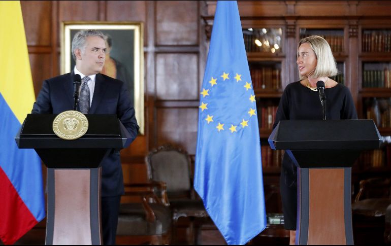 El presidente de Colombia, Iván Duque (i), y la alta representante de la Unión Europea (UE) para la Política Exterior, Federica Mogherini, ofrecen una declaración este jueves en Bogotá. EFE/M. Dueñas