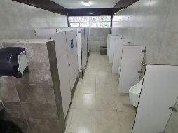 Patricia Elena Retamoza, directora del plantel, indica que la construcción de los baños neutros está encaminado a la política incluyente de la escuela. EL INFORMADOR/ Y. Mora