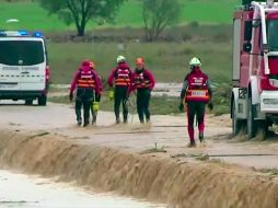 Bomberos trabajan en la provincia de Albacete, donde la fuerte corriente arrastró a un vehículo y causó la muerte de dos personas. AP/Atlas