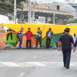La CNTE deja salir a niños, trabajadores y visitantes de San Lázaro