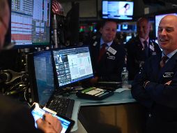 El Dow Jones aumentó 45 puntos, o 0.2%, a 27 mil 182 unidades después de llegar a ganar hasta 170 enteros durante la jornada. AFP/J. Eisele