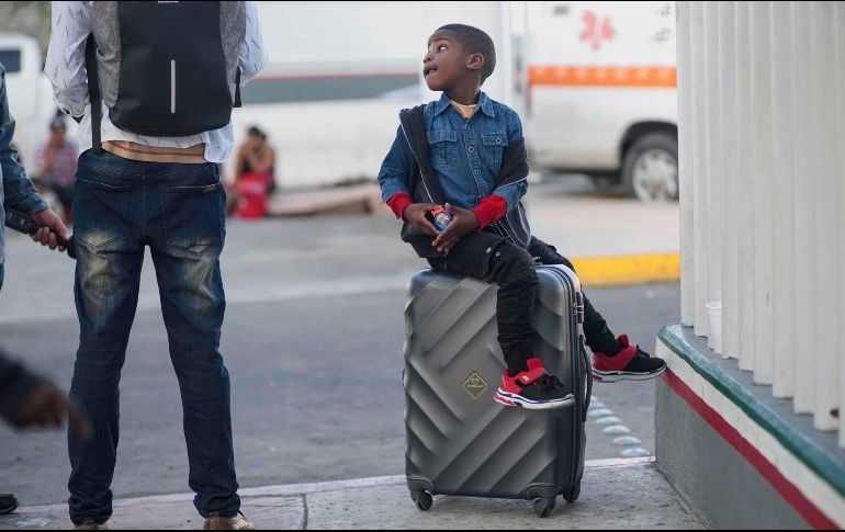 Un niño haitiano aguarda con sus padres en Tijuana, en la frontera con San Diego, Estados Unidos. AFP/S. Huffaker
