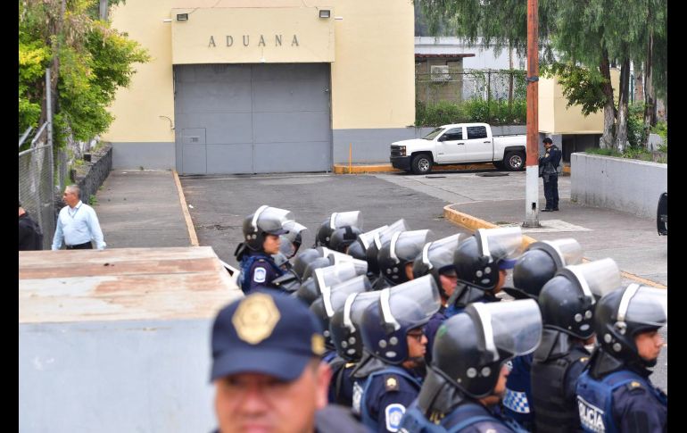 Policías resguardan los alrededores de la prisión. SUN/H. García