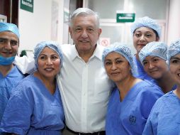 El Presidente convivió con personal médico y pacientes durante su visita a la clínica. NTX/PRESIDENCIA