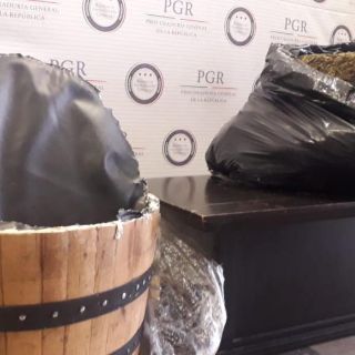 Aseguran mariguana oculta en banco de madera en paquetería de Guadalajara