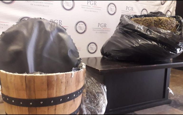  Al abrir el banco, los elementos de la PFM aseguraron una bolsa que contenía en su interior 19 kilos de mariguana, por lo que procedieron a asegurarla. ESPECIAL