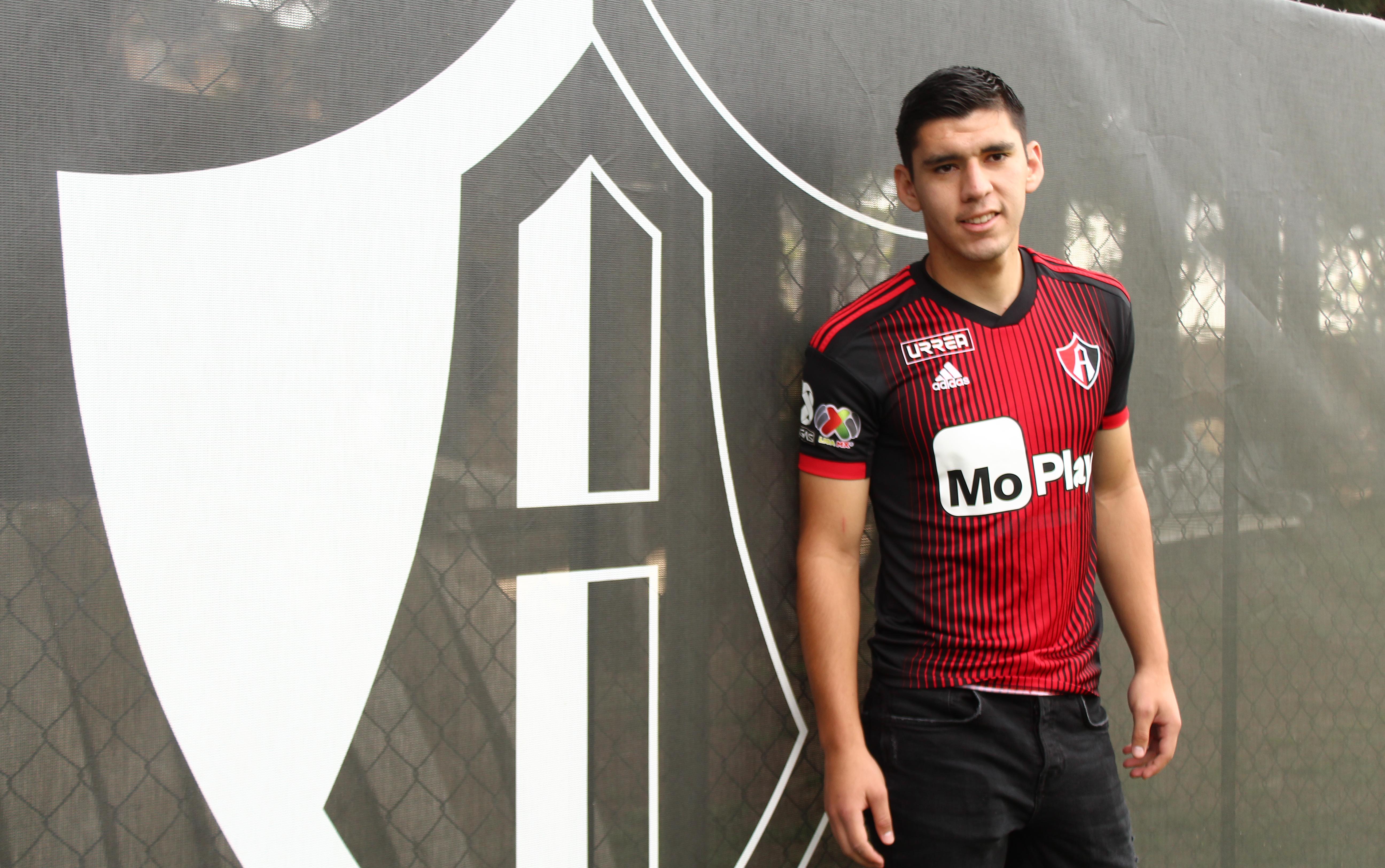 Aunque desconoce totalmente la pasión que se vive en estos partidos, el defensa espera que sea un partido bien disputado, con la intención de darle alegrías a sus aficiones. EL INFORMADOR / ARCHIVO