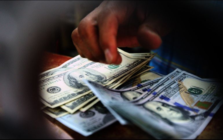El billete verde se adquirió en un mínimo de 18.25 pesos en instituciones bancarias de la capital. EL INFORMADOR/ARCHIVO