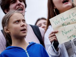 La manifestación contó con la participación de dos adolescentes que cantaron acompañadas de guitarras antes de que Greta tomara la palabra. EFE/S. Thew