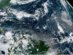 Fotografía tomada a las 10:00 horas locales cedida este viernes por el NOAA donde se muestra la depresión tropical, la cual está a 140 millas de Gran Ábaco y a 235 millas de Gran Bahama. FE/NOAA-STAR/NHC
