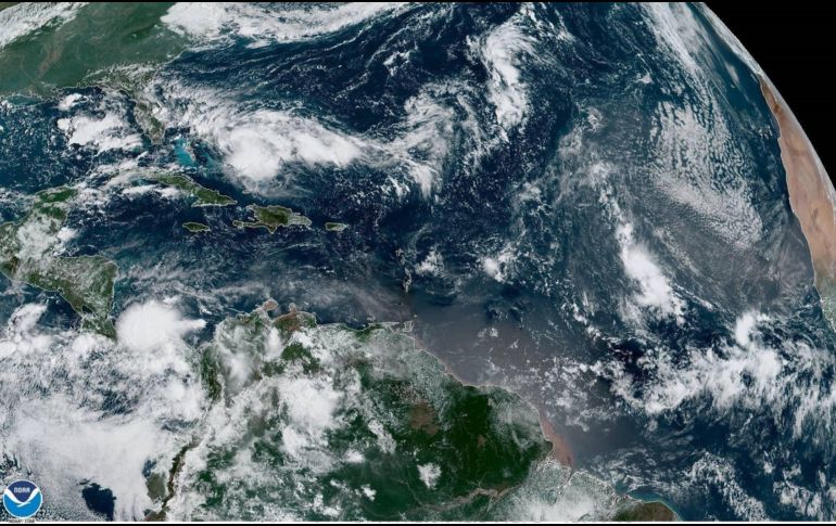 Fotografía tomada a las 10:00 horas locales cedida este viernes por el NOAA donde se muestra la depresión tropical, la cual está a 140 millas de Gran Ábaco y a 235 millas de Gran Bahama. FE/NOAA-STAR/NHC