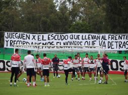 En un banderín escribieron “Jueguen por el escudo que llevan al frente y recordaremos el nombre que va detrás”. EL INFORMADOR / A. Ramírez