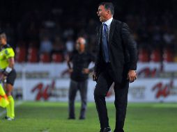 Robert Dante Siboldi realizó varios cambios en su alineación titular, pero no pudo sacar la victoria ante los Tiburones Rojos. AFP/V. Cruz