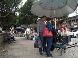 Paseantes hacen una escala en los helados en el Centro de Tapalpa.  EL INFORMADOR/A. Camacho