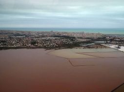 Los rescatistas salvaron a miles de personas de las aguas crecidas en la zona donde las lluvias obligaron a cerrar aeropuertos, ferrocarriles, caminos y escuelas. EFE / M. Lorenzo
