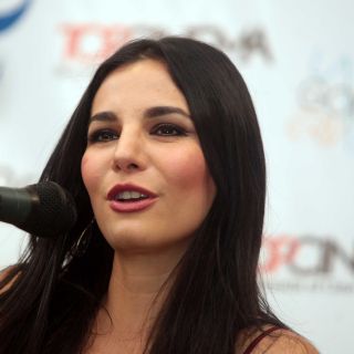 Martha Higareda pide a creadores arriesgar con historias en el cine