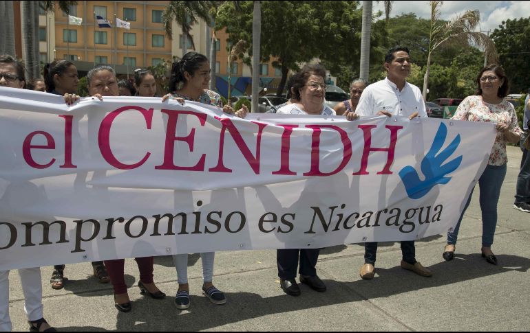 La presidenta del Centro Nicaragüense de Derechos Humanos (CENIDH), Vilma Núñez (c), lidera una protesta después de presentar un informe bimestral este viernes. EFE/J. Torres
