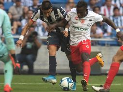 Maximiliano Meza (i), de Monterrey, disputa el balón con Kevin Mercado (d), del Necaxa, este sábado. EFE/M. Sierra