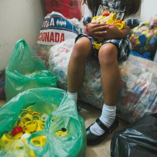Mía, de 4 años, recicla tapas de plástico para combatir leucemia