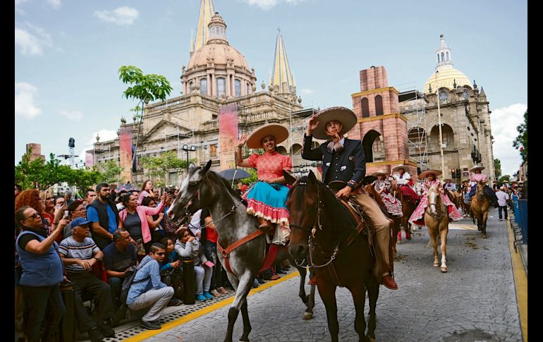 Decenas de charros y escaramuzas montados en sus caballos desfilan por el Centro de Guadalajara en el Día Nacional de la Charrería, que ayer celebró su 60 aniversario. ESPECIAL