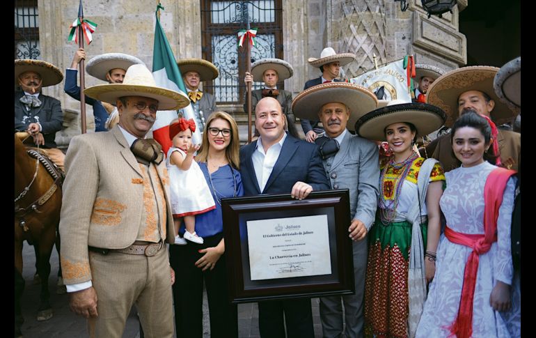 El gobernador posa con charros y escaramuzas tras el anuncio de la declaratoria de la charrería como Patrimonio Cultural Inmaterial del Estado. ESPECIAL