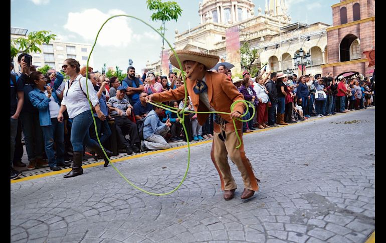 Niños y adultos disfrutan el espectáculo que brindan los charros, quienes realizan suertes al ritmo de la música mexicana. ESPECIAL