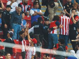 La Polícia de Zapopan intervino para apagar los conatos de bronca que se suscitaron en el graderío del Estadio Akron. EL INFORMADOR / G. Gallo