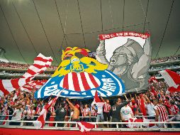 Los seguidores del Rebaño levantaron un tifo con la leyenda “Somos el alma de Guadalajara” cuando salieron ambos equipos. EL INFORMADOR / F. Atilano