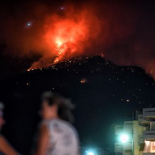 Registran incendio en un bosque cercano a Atenas