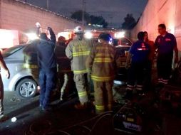 Un fuerte accidente por el choque entre un taxi y un vehículo particular en la carretera libre a Zapotlanejo y la avenida Tonalá. CORTESÍA / Protección Civil