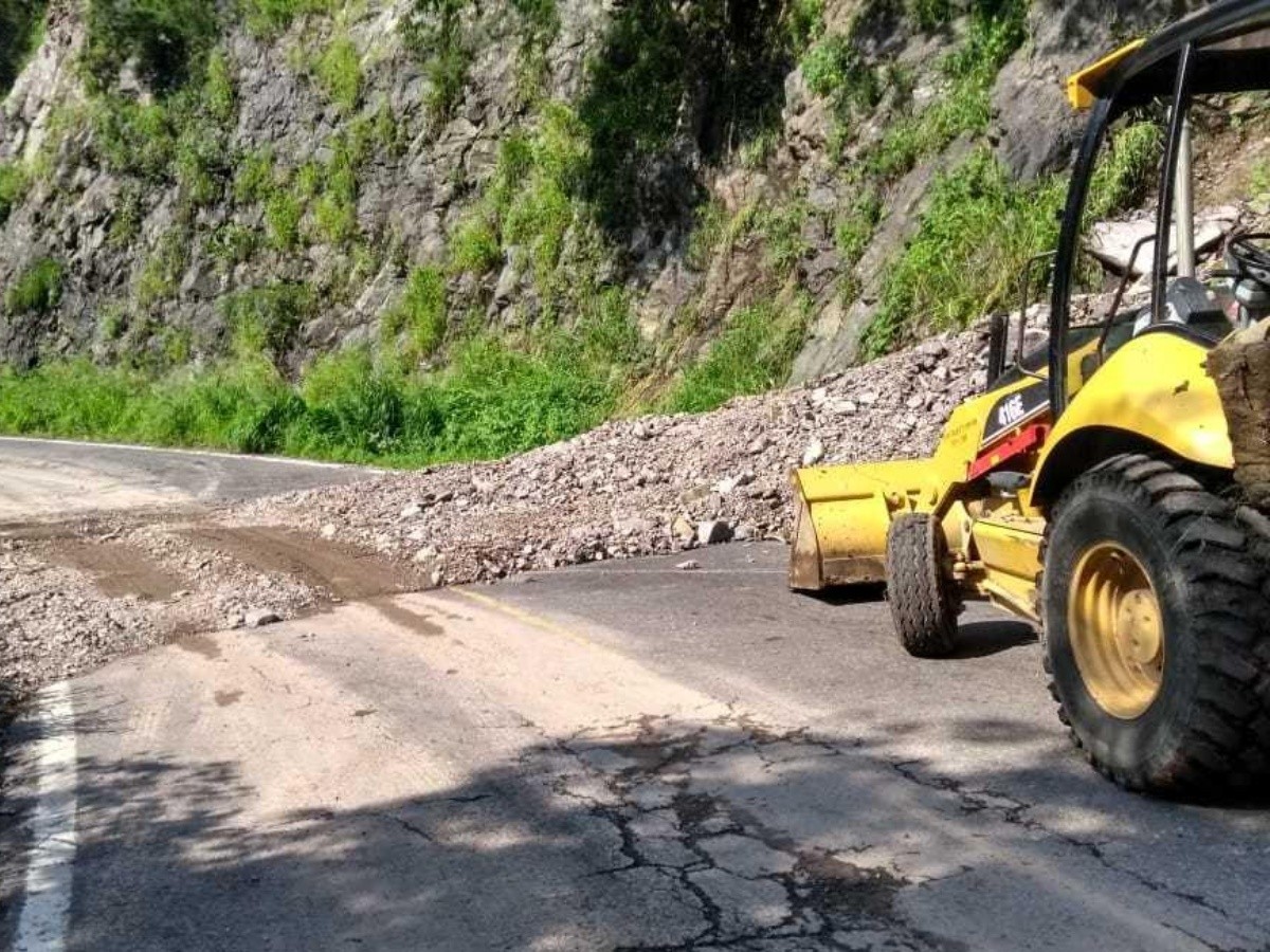  Por deslaves, cierran carretera Guadalajara-Colima