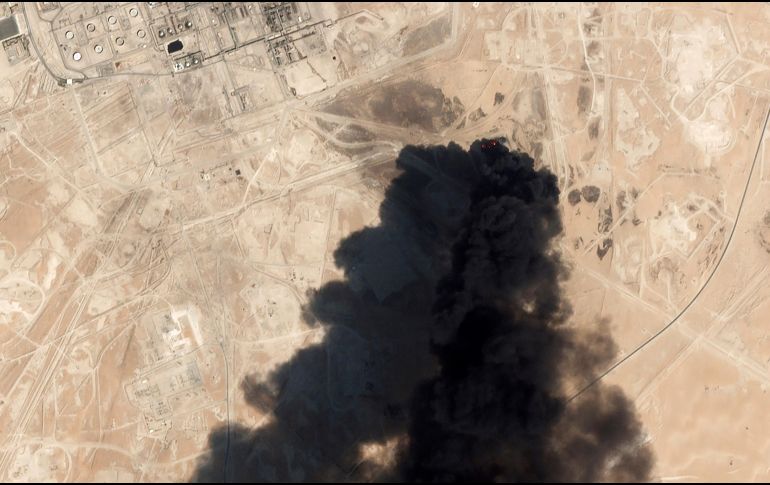 Imagen satelital muestra el humo que se desprendía ayer tras el ataque a instalaciones de petróleo en Buqyaq, Arabia Saudita. AP/Planet Labs Inc/ARCHIVO