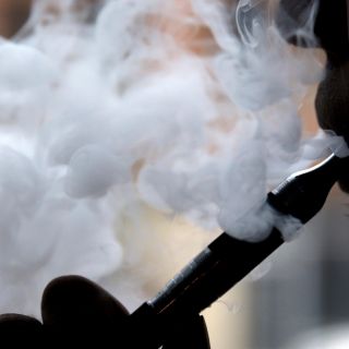 Nueva York prohíbe la venta de cigarros electrónicos con sabor