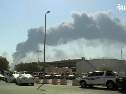 Los ataques a instalaciones petroleras de Arabia Saudita, primer exportador mundial de petróleo, lo obligaron a reducir su producción de crudo a la mitad. AP/Al-Arabiya/ARCHIVO